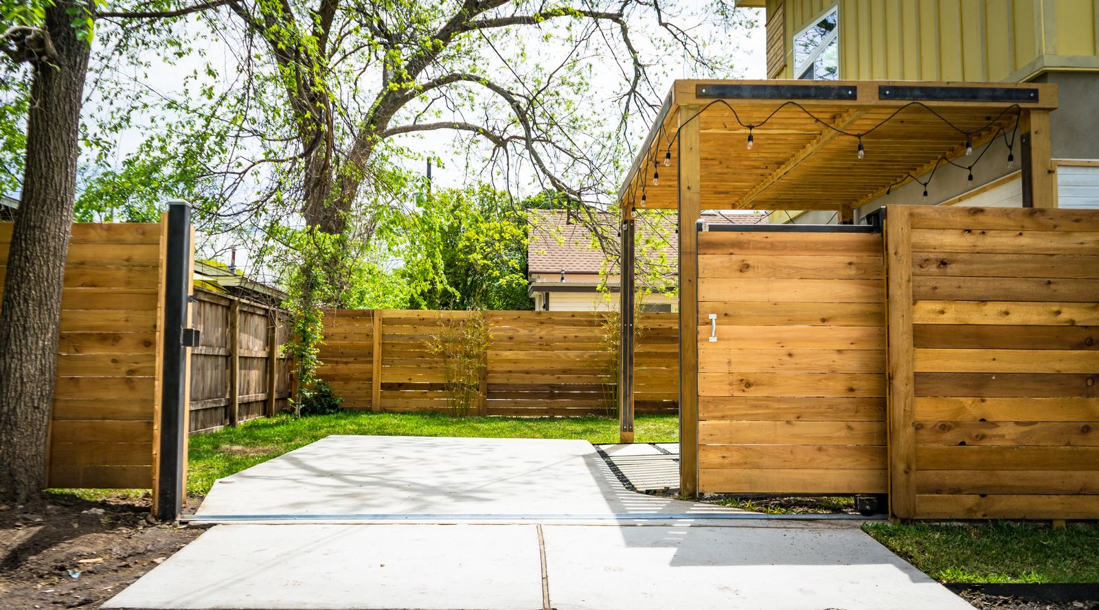 New wood privacy fence on residential property in DFW